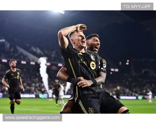 洛杉矶FC抵达温哥华适应场地,重点演练定位球攻防