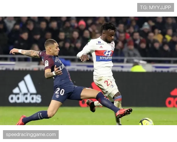 特写:朗斯主场球迷在球队保级关键战前展示巨型TIFO